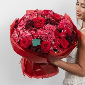 A full shot of the luxury "Red Classic" bouquet, highlighting the rich red and dark pink tones.
